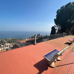 appartamento-taormina-vista-mare.taorminaitalyhotels.com/